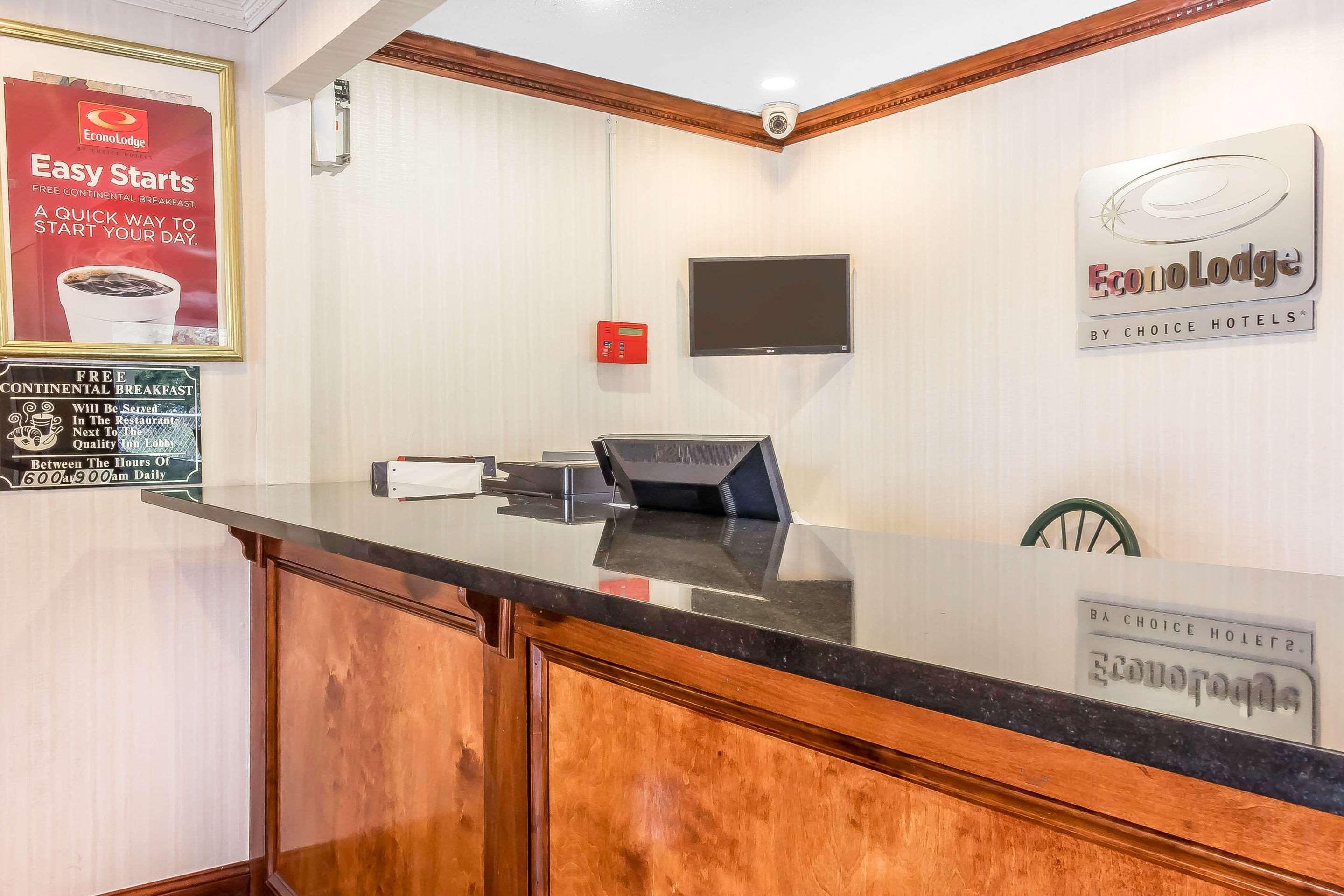 Motel Red Carpet Philadelphia Airport Lester